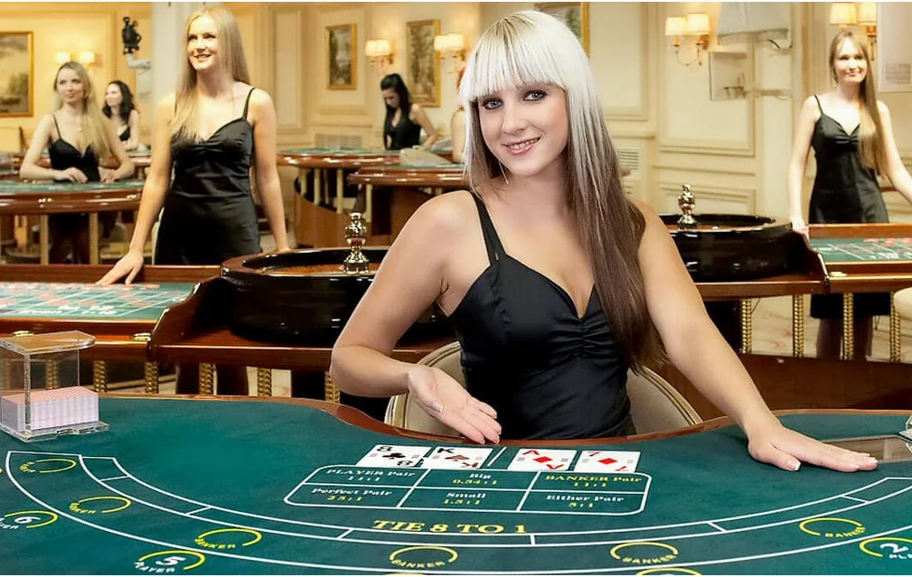 Tampilan ruang kasino live dengan meja dan antarmuka taruhan